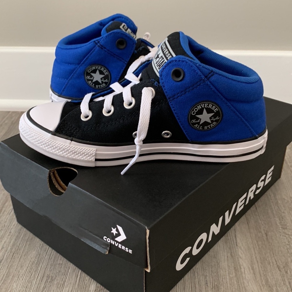 BNIB BOYS' CONVERSE  CHUCK TAYLOR ALL STAR AXEL MID SNEAKER SIZE 2